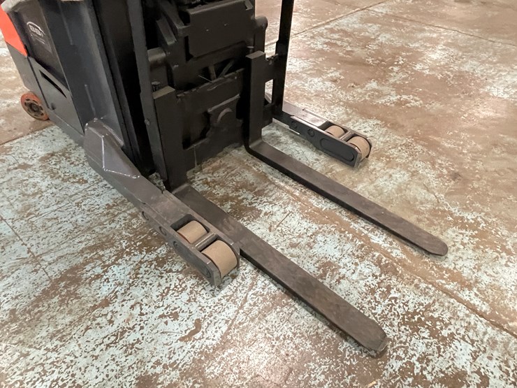 #221-•-2012-toyota-electric-ride-on-reach-truck-image-20