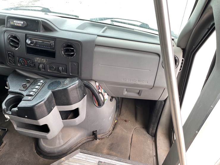 2014-ford-e450-image-32