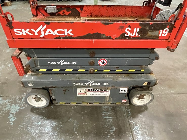 #206-•-2016-skyjack-scissor-lift-image-18