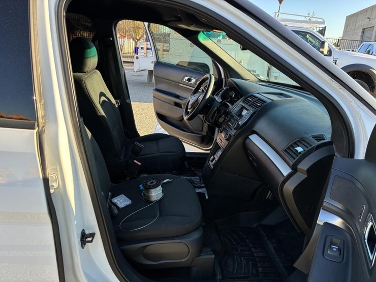 2016-ford-explorer-image-10