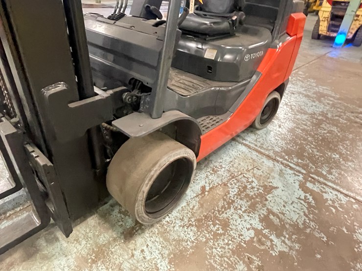 #175-•-2015-toyota-propane-forklift-image-13