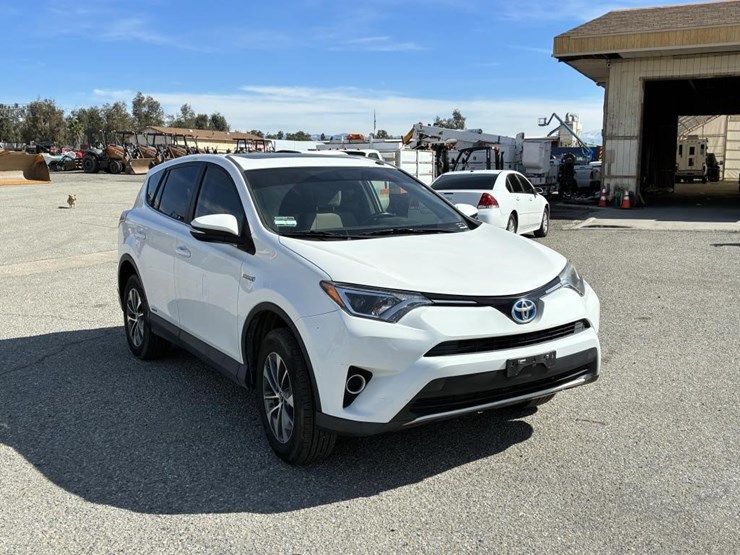 2016-toyota-rav4-image-2