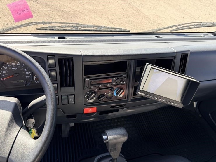 2024-isuzu-npr-image-16