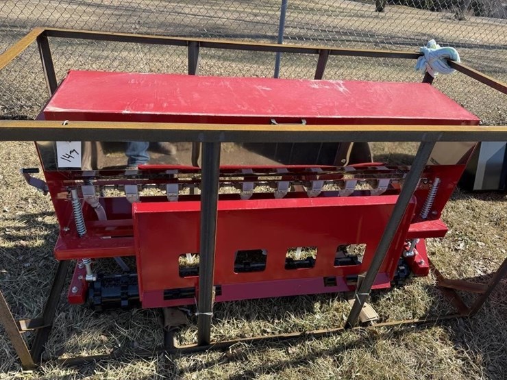 new-agt-universal-attach/3pt-68"-planter-image-1