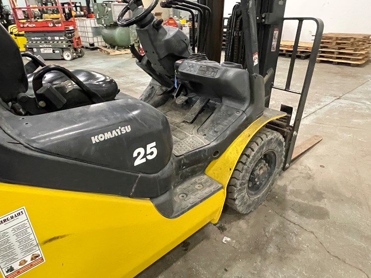 #168-•-2015-komatsu-25-propane-forklift-image-23