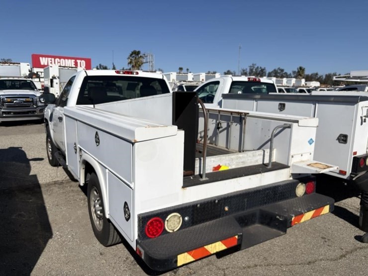 2011-chevrolet-2500-image-2