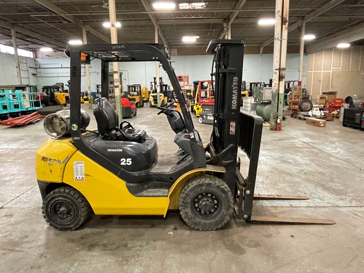 #168-•-2015-komatsu-25-propane-forklift-image-4