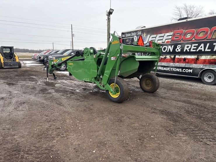 2025-john-deere-s250-image-3