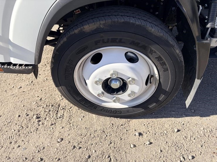 2024-isuzu-npr-image-10