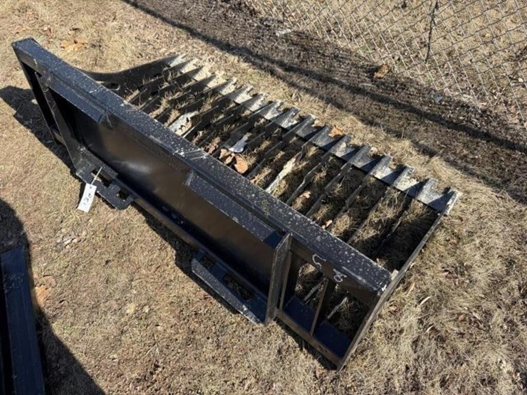 new-universal-attach-68"-rock-bucket-image-1