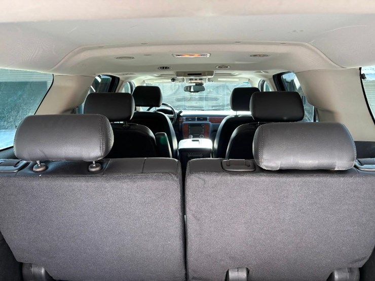 2009-chevrolet-suburban-image-35