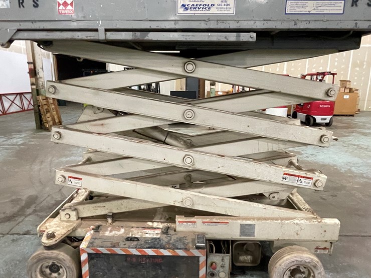 #204-•-terex-ts26-electric-scissor-lift-image-19