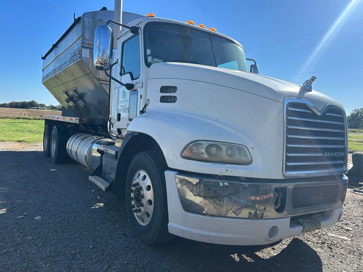 2012-mack-tender-truck-w/adams-rear-discharge-bed-auger-image-15