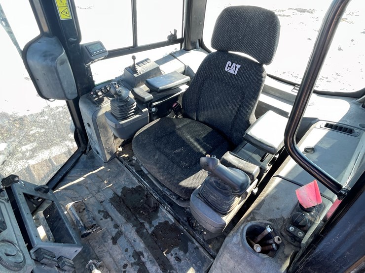 2011-caterpillar-d6k-image-26