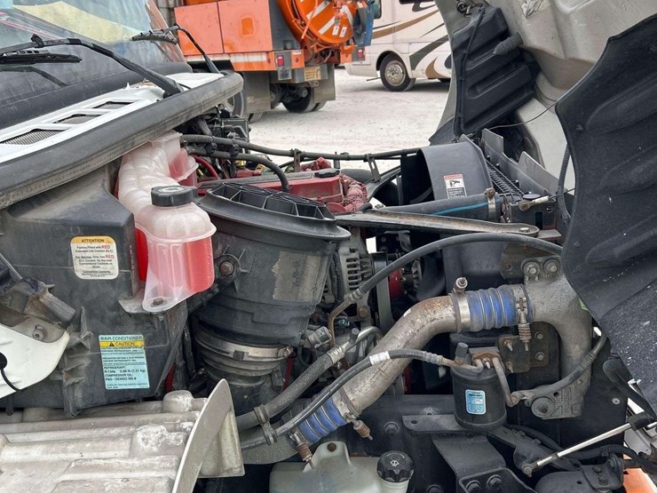 2015-freightliner-m2-106-image-19