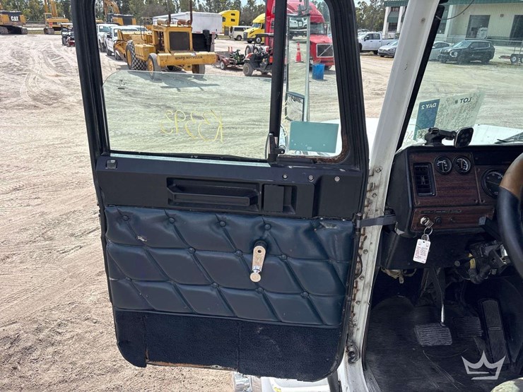 2001-freightliner-fld120-image-21