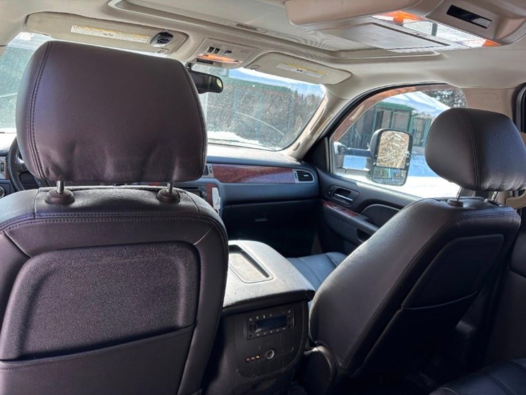 2010-chevrolet-suburban-image-27