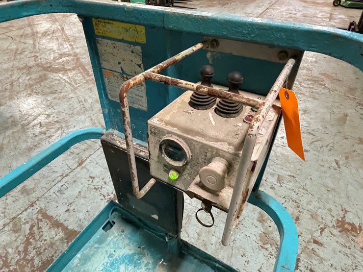 #203-•-2012-en-environment-electric-track-scissor-lift-image-20