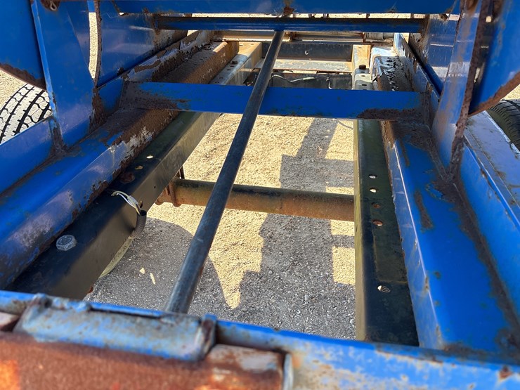 #2831-•-trash-dump-hopper-on-single-axle-trailer,-no-title-image-5