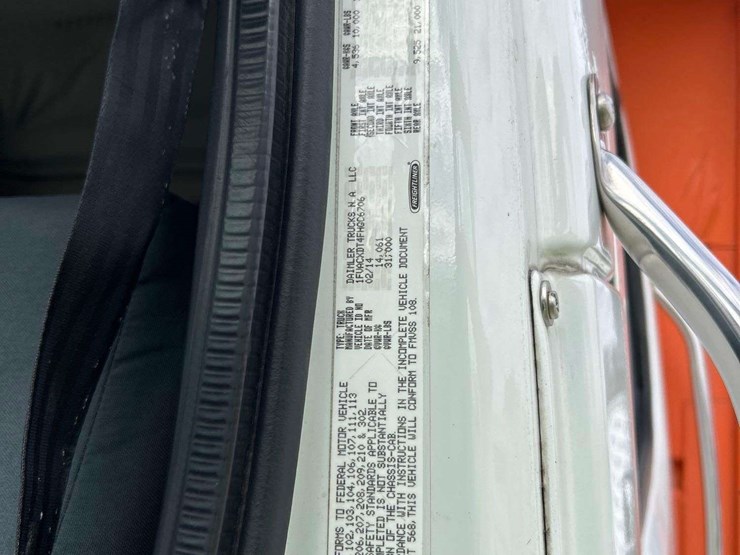 2015-freightliner-m2-106-image-13