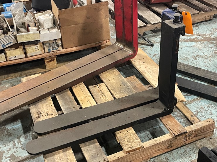 #7669-•-set-of-forklift-pallet-forks-image-2