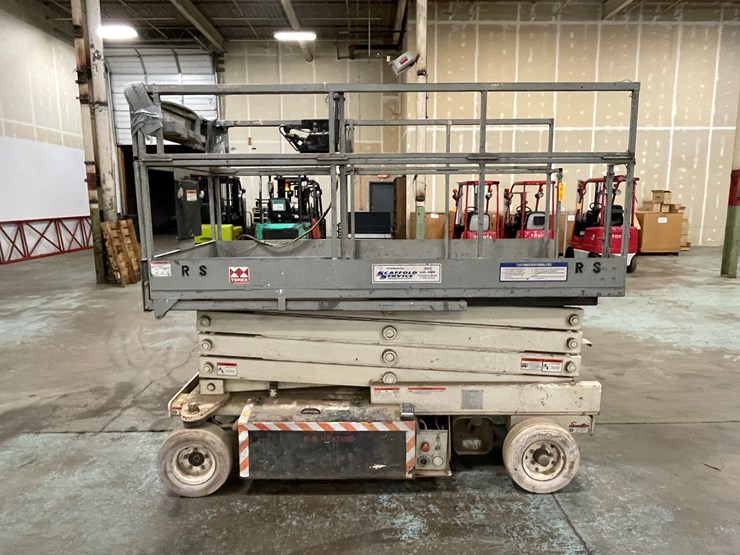 #204-•-terex-ts26-electric-scissor-lift-image-8