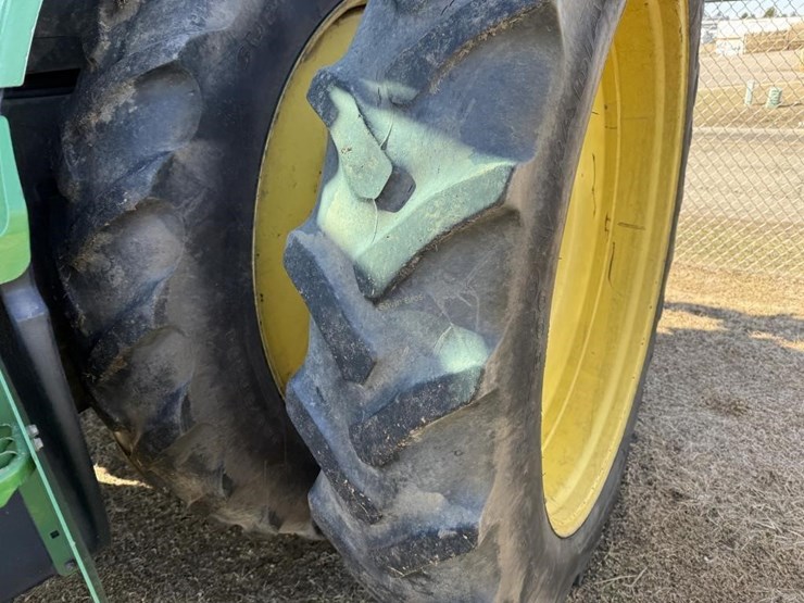 john-deere-8235r-image-6