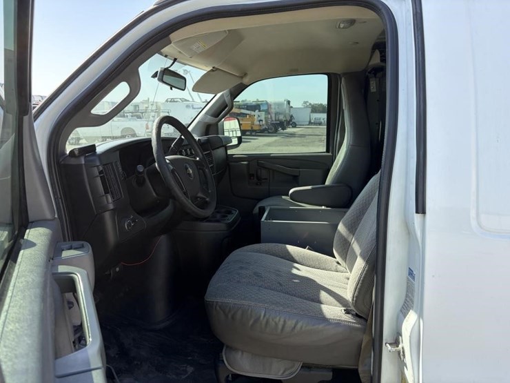 2016-chevrolet-express-2500-image-11