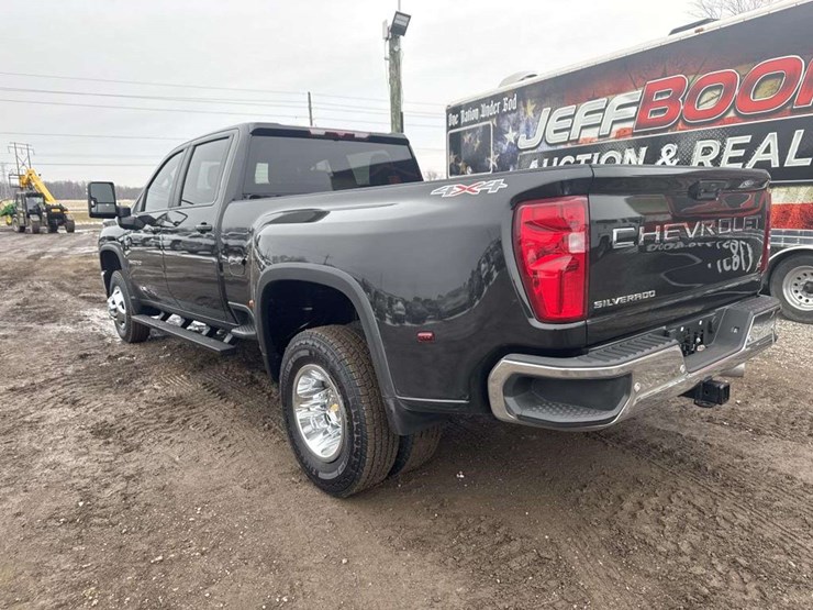 2024-chevrolet-3500-image-2