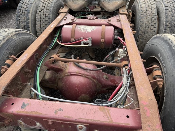 1999-freightliner-fld120-image-7