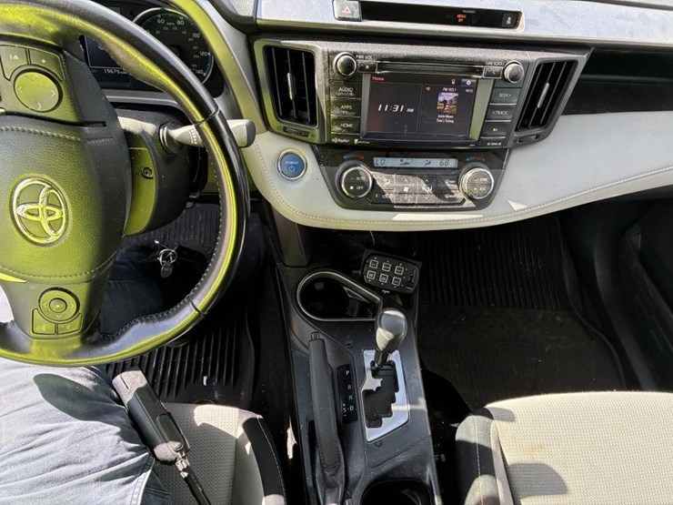 2016-toyota-rav4-image-16