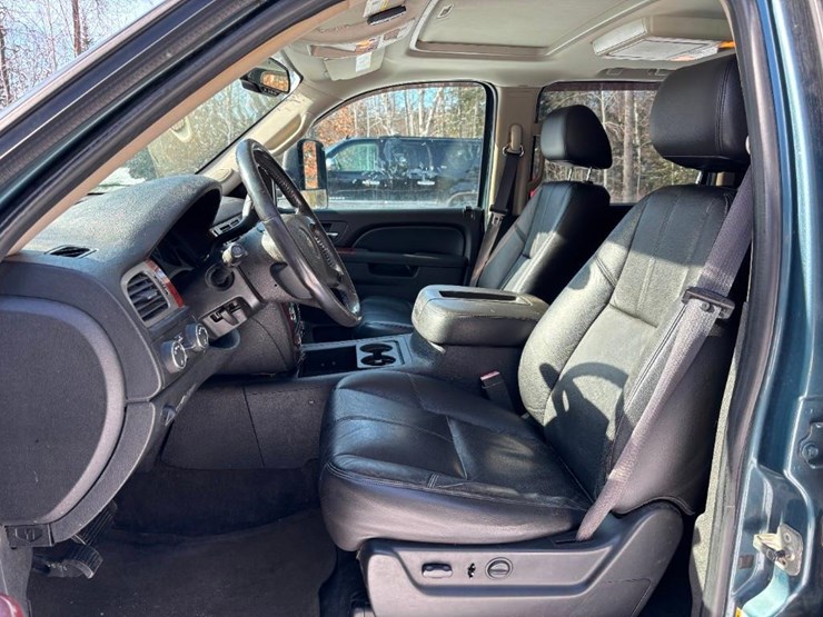 2010-chevrolet-suburban-image-11