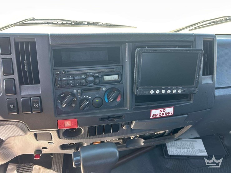 2011-isuzu-nrr-image-15