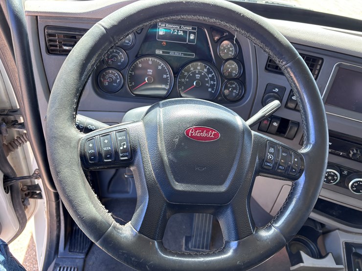 2016-peterbilt-567-image-14