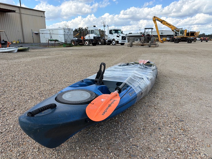 #1433-•-kayak-with-paddle-image-2