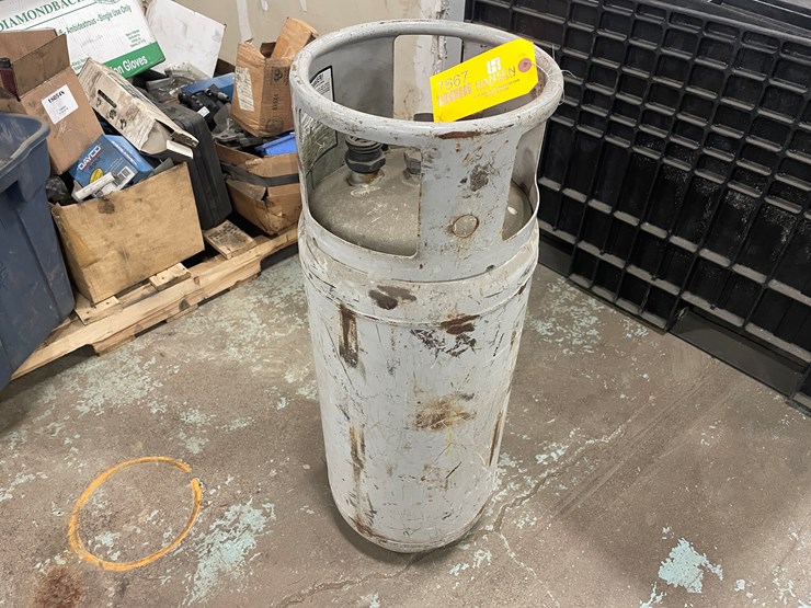 #7667-•-forklift-propane-tank-image-2