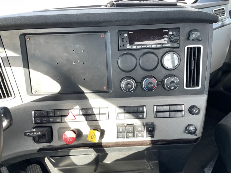 #1460-•-2022-freightliner-truck-tractor-(has-mn-title)-image-23