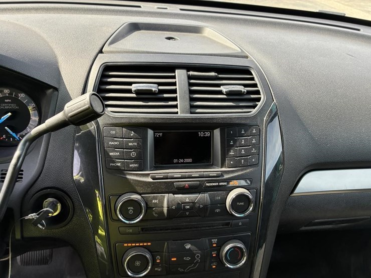 2017-ford-explorer-image-14