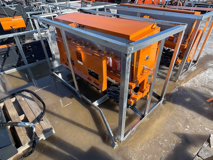 2025-caterpillar-12-image-2