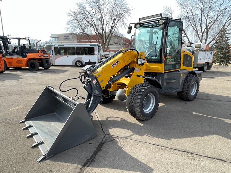 #114-•-new-magnum-3300p-telescoping-wheel-loader-image-1