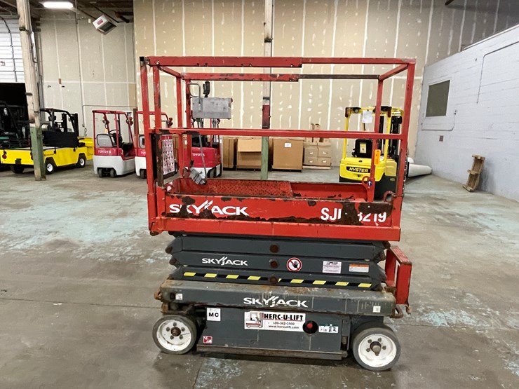 #206-•-2016-skyjack-scissor-lift-image-8