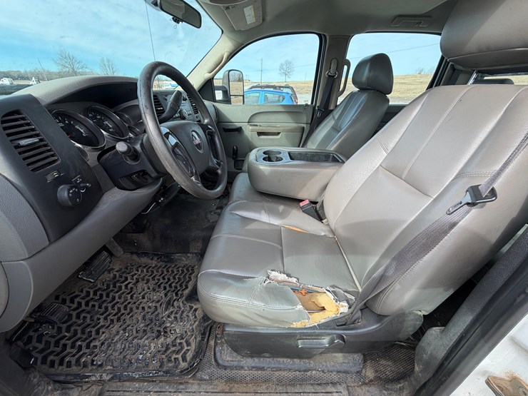 2011-gmc-3500hd-image-15