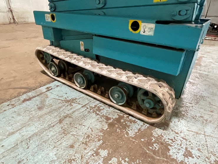 #203-•-2012-en-environment-electric-track-scissor-lift-image-14