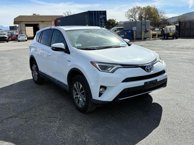 2016-toyota-rav4-image-2