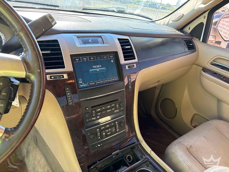 2011-cadillac-escalade-image-18