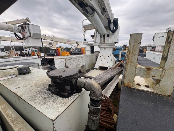 2007-peterbilt-335-image-14