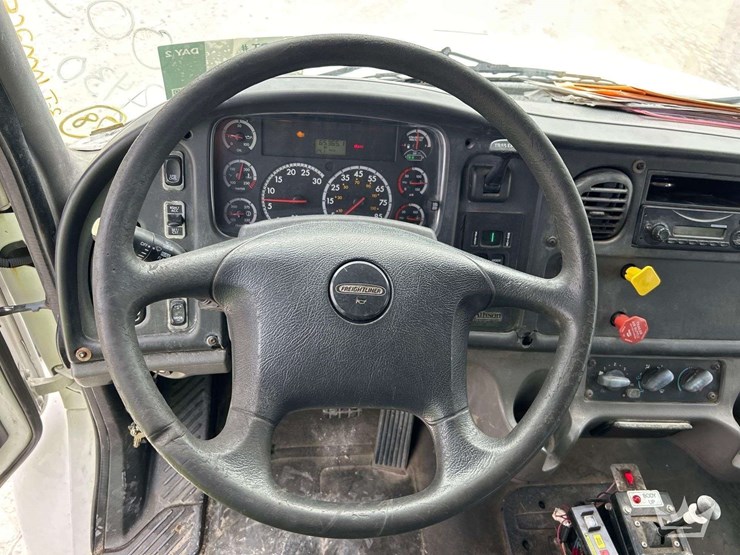 2015-freightliner-m2-106-image-25