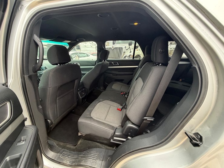 2016-ford-explorer-image-3