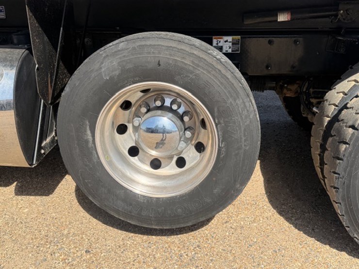 2024-kenworth-t880-image-12