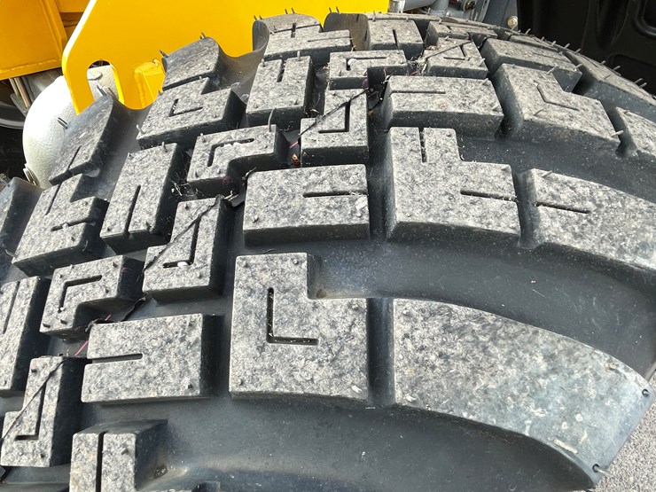 #114-•-new-magnum-3300p-telescoping-wheel-loader-image-15